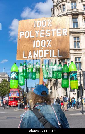 Manifestant avec pancarte sur Parliament Square, Cité de Westminster, Grand Londres, Angleterre, Royaume-Uni Banque D'Images