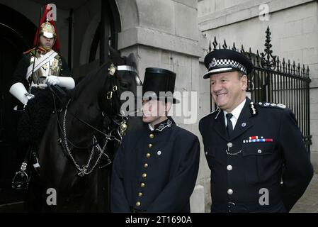 Sir John Stevens, commissaire de la Metropolitan police, célèbre son 175e anniversaire à Londres 29/9/2004 avec un officier vêtu de l'uniforme de 1829 Peelers Banque D'Images