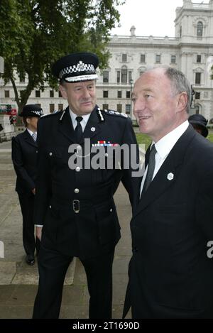 Sir John Stevens, commissaire de la police métropolitaine, célèbre son 175e anniversaire à Londres 29/9/2004 avec le maire de Londres Ken Livingstone Banque D'Images