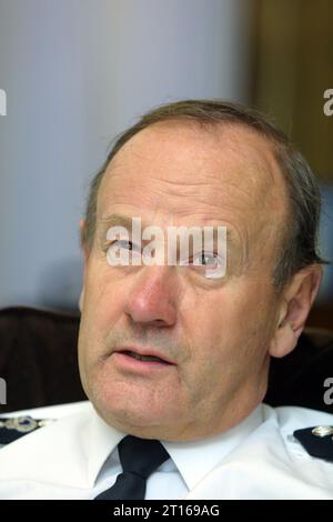 Sir John Stevens, ancien commissaire de la Metropolitan police de 2000 à 2005, photographié donnant une interview en 2002 à Scotland Yard Banque D'Images