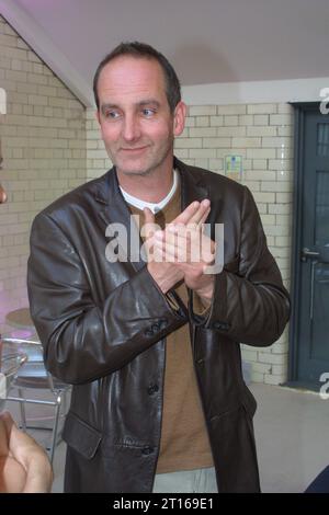 Kevin McCloud, designer, écrivain et présentateur de télévision britannique, photographié à Londres en 2003 Banque D'Images