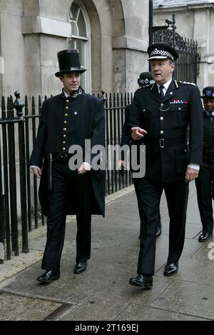 Sir John Stevens, commissaire de la Metropolitan police, célèbre son 175e anniversaire à Londres 29/9/2004 avec un officier vêtu de l'uniforme de 1829 Peelers Banque D'Images