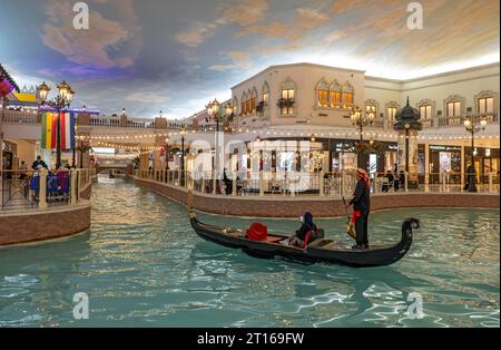 Balade en gondole sur le canal intérieur au Villaggio Mall, Doha, Qatar Banque D'Images