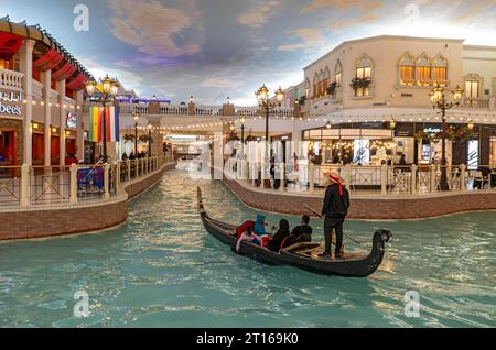 Balade en gondole sur le canal intérieur au Villaggio Mall, Doha, Qatar Banque D'Images