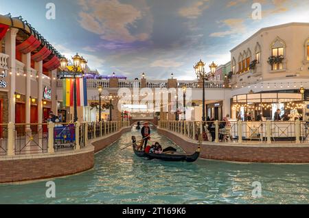 Balade en gondole sur le canal intérieur au Villaggio Mall, Doha, Qatar Banque D'Images