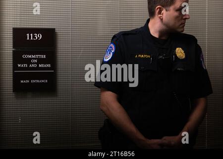 Washington, États-Unis. 11 octobre 2023. Un officier de police du Capitole se tient devant un caucus à huis clos républicain de la Chambre pour décider qui nommer pour le président de la Chambre, au Longworth House Office Building le 11 octobre 2023 à Washington, DC (Julia Nikhinson/Sipa USA) crédit : SIPA USA/Alamy Live News Banque D'Images