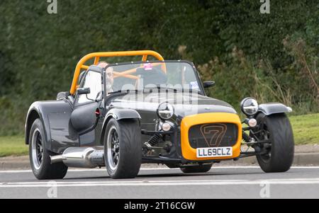 Bicester,Oxon.,UK - Oct 8th 2023 : 2020 Caterham 7 voiture classique conduisant sur une route de campagne anglaise. Banque D'Images