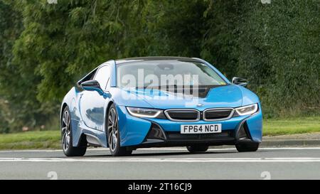 Bicester,Oxon.,UK - Oct 8th 2023 : 2014 bleu BMW I8 voiture classique électrique hybride conduisant sur une route de campagne anglaise. Banque D'Images