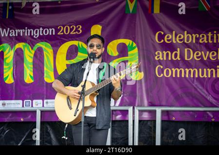 La Warrington Ethnic Communities Association (WECA) a tenu son festival annuel MELA qui a réussi à renforcer la cohésion communautaire et à soutenir l'intégration Banque D'Images