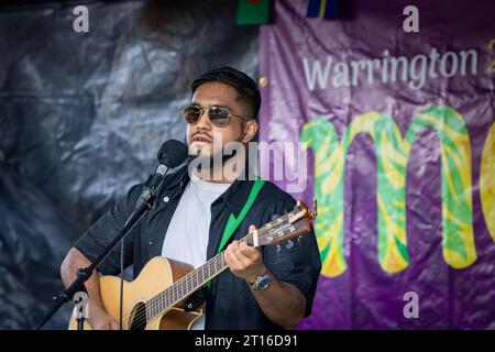 La Warrington Ethnic Communities Association (WECA) a tenu son festival annuel MELA qui a réussi à renforcer la cohésion communautaire et à soutenir l'intégration Banque D'Images