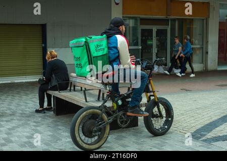 Southend-on-Sea City Centre, Grande-Bretagne. 11e ctober 2023. Un nombre croissant de personnes choisissent de commander de la nourriture à emporter par application. Un Uber Eats livreur pers Banque D'Images