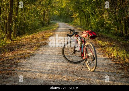 Vélo de randonnée en gravier sur Katy Trail près de Marthasville, Missouri, dans un paysage d'automne Banque D'Images