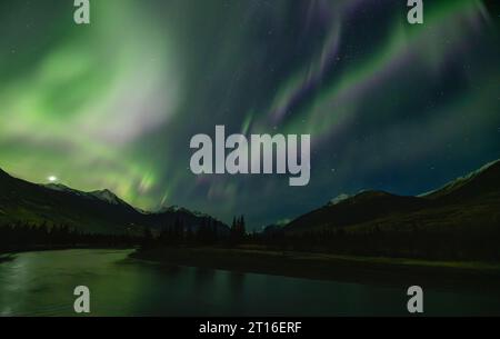 Aurora Borealis s'affiche au-dessus des montagnes Chugach et de la rivière Eagle, dans le centre-sud de l'Alaska. Banque D'Images