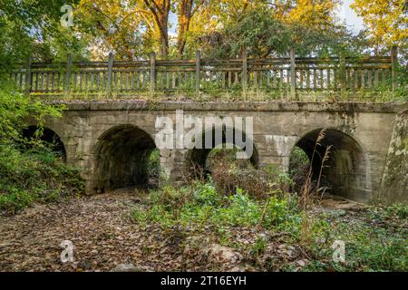 Pont en arc en béton sur Katy Trail près de Dutzow, Missouri, dans un paysage d'automne Banque D'Images