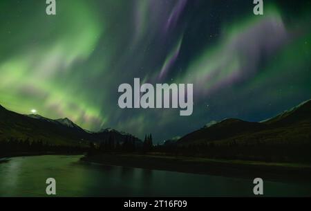 Aurora Borealis s'affiche au-dessus des montagnes Chugach et de la rivière Eagle, dans le centre-sud de l'Alaska. Banque D'Images