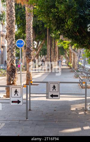 Jaffa, Israël - 10 octobre 2023 : Yerushalayim Road est une rue principale de la ville historique de Jaffa, Israël. Banque D'Images