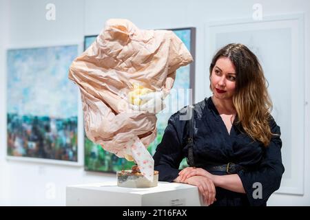 Londres, Royaume-Uni. 11 octobre 2023. L'artiste Abbie Griffiths avec son œuvre 'Madonna' lors de la présentation de la soirée à la foire inaugurale Women in Art aux Mall Galleries. Des femmes artistes, curatrices et galeristes de premier plan et émergentes montrent leurs œuvres dans le cadre d’une nouvelle initiative visant à corriger le déséquilibre entre les sexes dans l’industrie artistique. Le salon occupe les trois espaces de Mall Galleries du 11 au 14 octobre. Crédit : Stephen Chung / Alamy Live News Banque D'Images