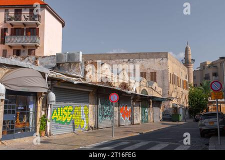 Jaffa, Israël - 10 octobre 2023 : vue depuis les rues historiques de Jaffa, une ancienne ville portuaire Levantine fondée par les Cananéens qui fait maintenant partie o Banque D'Images