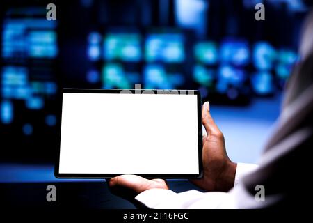 Gestionnaire utilisant la maquette de tablette pour réparer les serveurs aidant les entreprises à gérer les bases de données, héberger des sites Web et stocker des fichiers. Superviseur supervisant les supercalculateurs utilisés pour le calcul haute performance, gros plan Banque D'Images