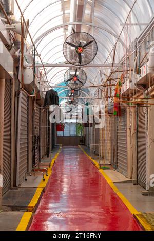 Jaffa, Israël - 10 octobre 2023 : les magasins de Jaffa ont fermé pendant les conflits après l'attaque terroriste du 7/11 septembre contre Israël. Banque D'Images