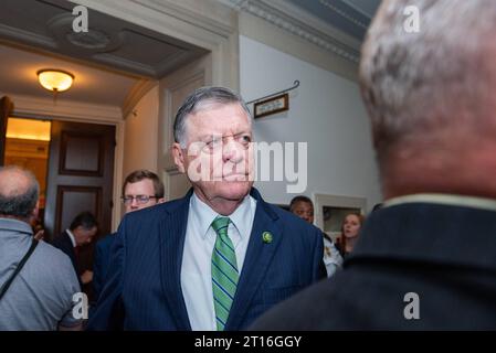 Le représentant des États-Unis Tom Cole Republican of Oklahoma quitte une réunion avec les représentants de la Chambre des représentants du GOP pour élire une nomination républicaine au poste de président de la Chambre dans le Longworth House Office Building le mercredi 11 octobre 2023. Les Républicains de la Chambre travaillent à élire une nomination pour le président après que le président de la Chambre des représentants des États-Unis Kevin McCarthy républicain de Californie a été évincé. Copyright : xAnnabellexGordonx/xCNPx/MediaPunchx crédit : Imago/Alamy Live News Banque D'Images