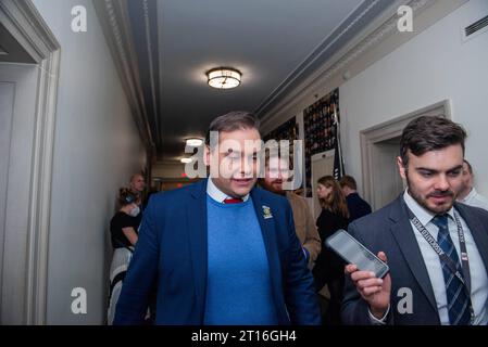 Le représentant des États-Unis George Santos Republican de New York parle de presse à l'extérieur d'une réunion avec les représentants de la Chambre GOP pour élire une nomination républicaine au poste de président de la Chambre dans le bâtiment de bureaux de Longworth House le mercredi 11 octobre 2023. Le ministère de la Justice a récemment annoncé 10 accusations supplémentaires contre Santos au milieu de ses 13 déjà debout. Copyright : xAnnabellexGordonx/xCNPx/MediaPunchx crédit : Imago/Alamy Live News Banque D'Images