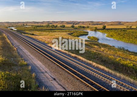 autoroute et chemin de fer à travers Nebraska Sandhills le long de la rivière Middle Loup, vue aérienne Banque D'Images