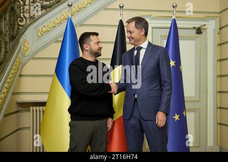 Bruxelles, Belgique. 11 octobre 2023. Le président ukrainien Volodymyr Zelenskyy, à gauche, serre la main du Premier ministre belge Alexander de Croo, à droite, au Lambermont, le 11 octobre 2023 à Bruxelles, Belgique. Crédit : Présidence ukrainienne/Bureau de presse présidentiel ukrainien/Alamy Live News Banque D'Images