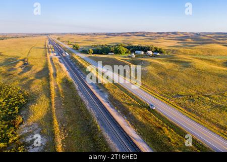 autoroute et chemin de fer à travers Nebraska Sandhills le long de la rivière Middle Loup, vue aérienne Banque D'Images