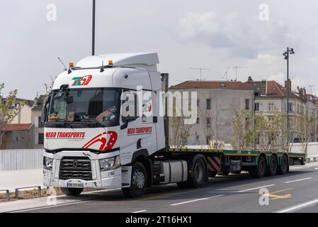 Camion blanc Renault Trucks T 580 sur la route Banque D'Images