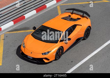 Orange Lamborghini Huracán performante conduisant sur la route Banque D'Images