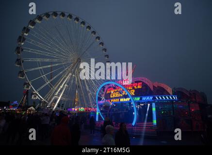 La plus grande foire itinérante d'Europe, Evening, Walton Street, Hull East Yorkshire UK, Hull Fair 2023 ouvre le vendredi 6 octobre jusqu'à 11h samedi 14 Banque D'Images