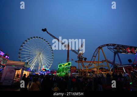 La plus grande foire itinérante d'Europe, Evening, Walton Street, Hull East Yorkshire UK, Hull Fair 2023 ouvre le vendredi 6 octobre jusqu'à 11h samedi 14 Banque D'Images