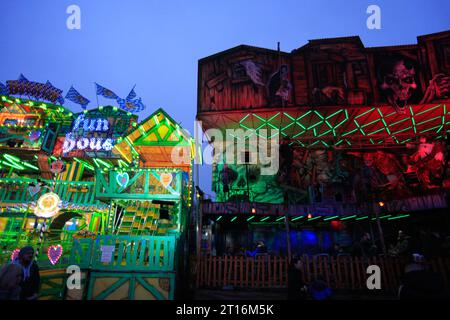 La plus grande foire itinérante d'Europe, Evening, Walton Street, Hull East Yorkshire UK, Hull Fair 2023 ouvre le vendredi 6 octobre jusqu'à 11h samedi 14 Banque D'Images