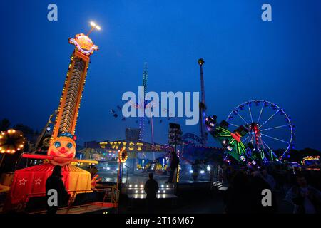 La plus grande foire itinérante d'Europe, Evening, Walton Street, Hull East Yorkshire UK, Hull Fair 2023 ouvre le vendredi 6 octobre jusqu'à 11h samedi 14 Banque D'Images