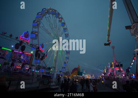 La plus grande foire itinérante d'Europe, Evening, Walton Street, Hull East Yorkshire UK, Hull Fair 2023 ouvre le vendredi 6 octobre jusqu'à 11h samedi 14 Banque D'Images