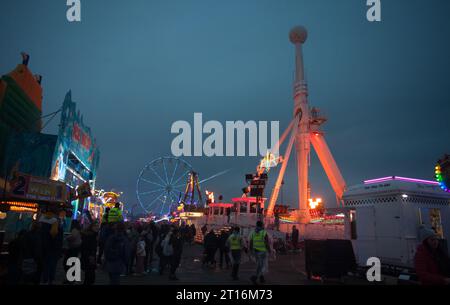 La plus grande foire itinérante d'Europe, Evening, Walton Street, Hull East Yorkshire UK, Hull Fair 2023 ouvre le vendredi 6 octobre jusqu'à 11h samedi 14 Banque D'Images