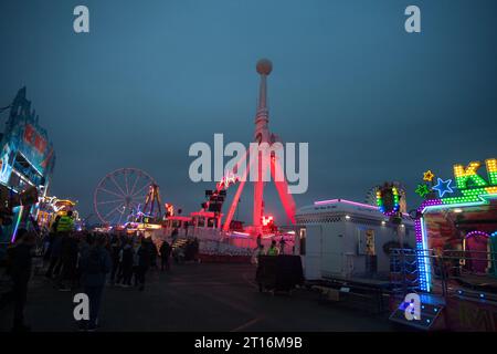 La plus grande foire itinérante d'Europe, Evening, Walton Street, Hull East Yorkshire UK, Hull Fair 2023 ouvre le vendredi 6 octobre jusqu'à 11h samedi 14 Banque D'Images