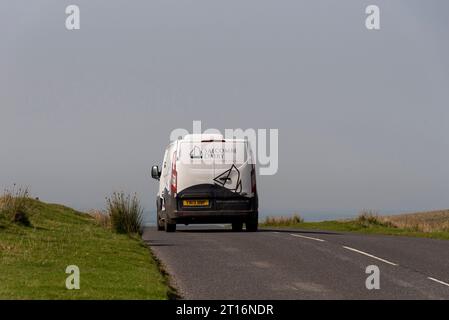 Dartmoor, Devon, Angleterre, Royaume-Uni, 04.09.2023. Une camionnette de livraison de crème glacée traversant Dartmoor dans le Devon, Angleterre, Royaume-Uni. Banque D'Images