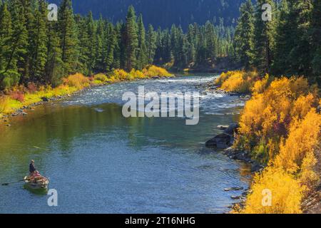 plaisanciers pêchant sur la rivière blackfoot en automne près de potomac, montana Banque D'Images