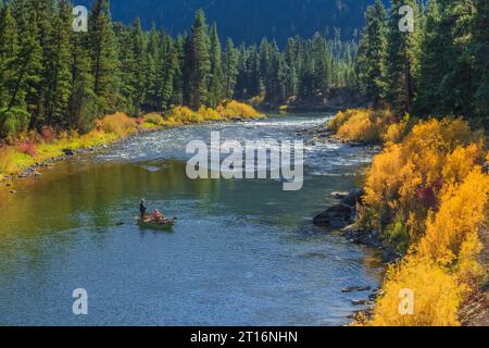 plaisanciers pêchant sur la rivière blackfoot en automne près de potomac, montana Banque D'Images