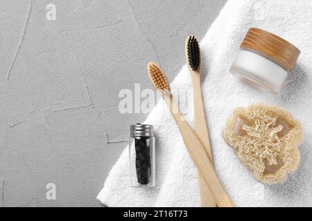 Composition de pose à plat avec brosses à dents en bambou sur table gris clair. Espace pour le texte Banque D'Images
