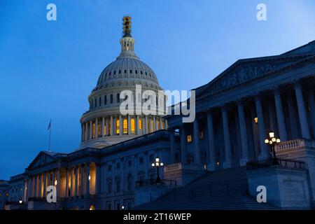 Washington, États-Unis. 11 octobre 2023. Le Capitole des États-Unis au crépuscule le 11 octobre 2023 à Washington, DC (Julia Nikhinson/Sipa USA) crédit : SIPA USA/Alamy Live News Banque D'Images