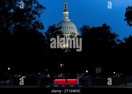 Washington, États-Unis. 11 octobre 2023. Le Capitole des États-Unis au crépuscule le 11 octobre 2023 à Washington, DC (Julia Nikhinson/Sipa USA) crédit : SIPA USA/Alamy Live News Banque D'Images