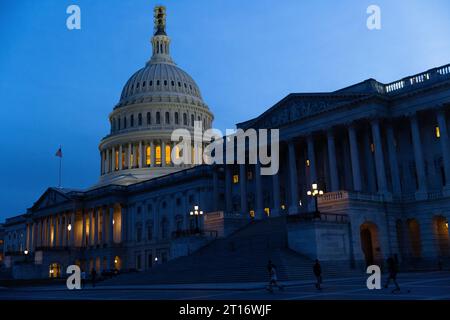 Washington, États-Unis. 11 octobre 2023. Le Capitole des États-Unis au crépuscule le 11 octobre 2023 à Washington, DC (Julia Nikhinson/Sipa USA) crédit : SIPA USA/Alamy Live News Banque D'Images