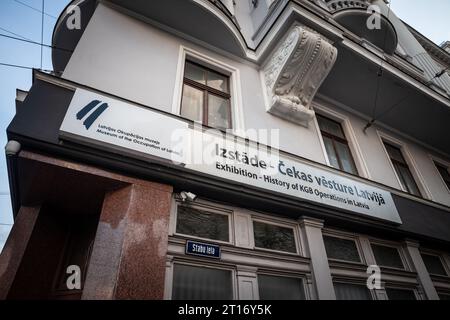 Photo du panneau à l'entrée de l'exposition du KGB du musée de l'occupation de la Lettonie. Le Musée de l'occupation de la Lettonie est un museu Banque D'Images