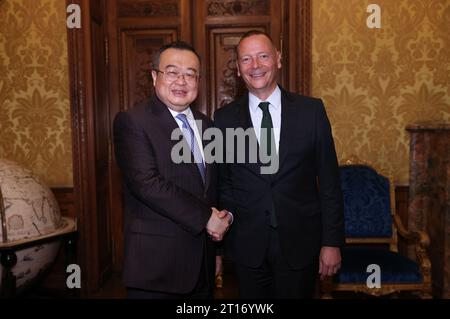 Paris, France. 10 octobre 2023. Liu Jianchao, chef du département international du comité central du Parti communiste chinois (PCC), rencontre le conseiller diplomatique du président français Emmanuel bonne à Paris, France, le 10 octobre 2023. Liu Jianchao a dirigé une délégation du PCC en visite en France du 8 au 11 octobre. Crédit : Gao Jing/Xinhua/Alamy Live News Banque D'Images