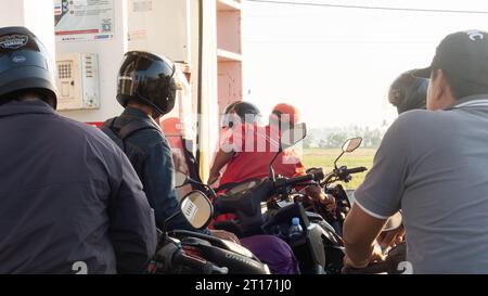 Pinrang Indonesia, 12 octobre 2023 : (Pertamina), stations de ravitaillement de véhicules automobiles, stations essence et diesel. Portrait de l'après-midi, Asie Indonésie Banque D'Images