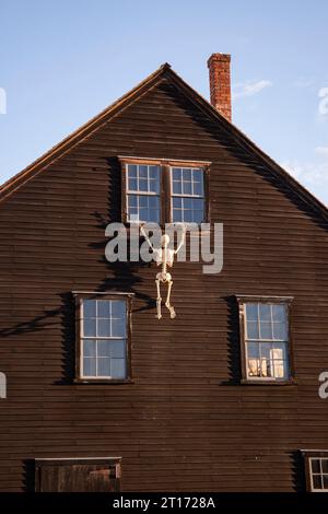 Salem, ma. Décorations Halloween festoon Derby St dans le centre-ville de Salem, ma. 9 octobre 2023. Veronica Bruno / Alamy Live News Banque D'Images