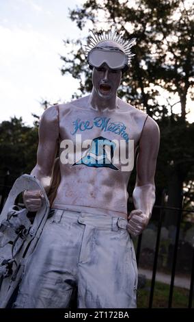 Salem, ma. Décorations Halloween festoon Derby St dans le centre-ville de Salem, ma. 9 octobre 2023. Veronica Bruno / Alamy Live News Banque D'Images